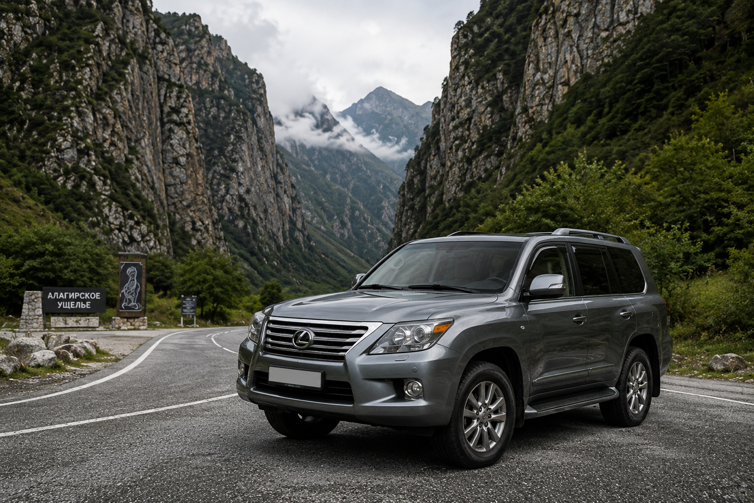 Lexus LX в Алагирском ущелье Северной Осетии