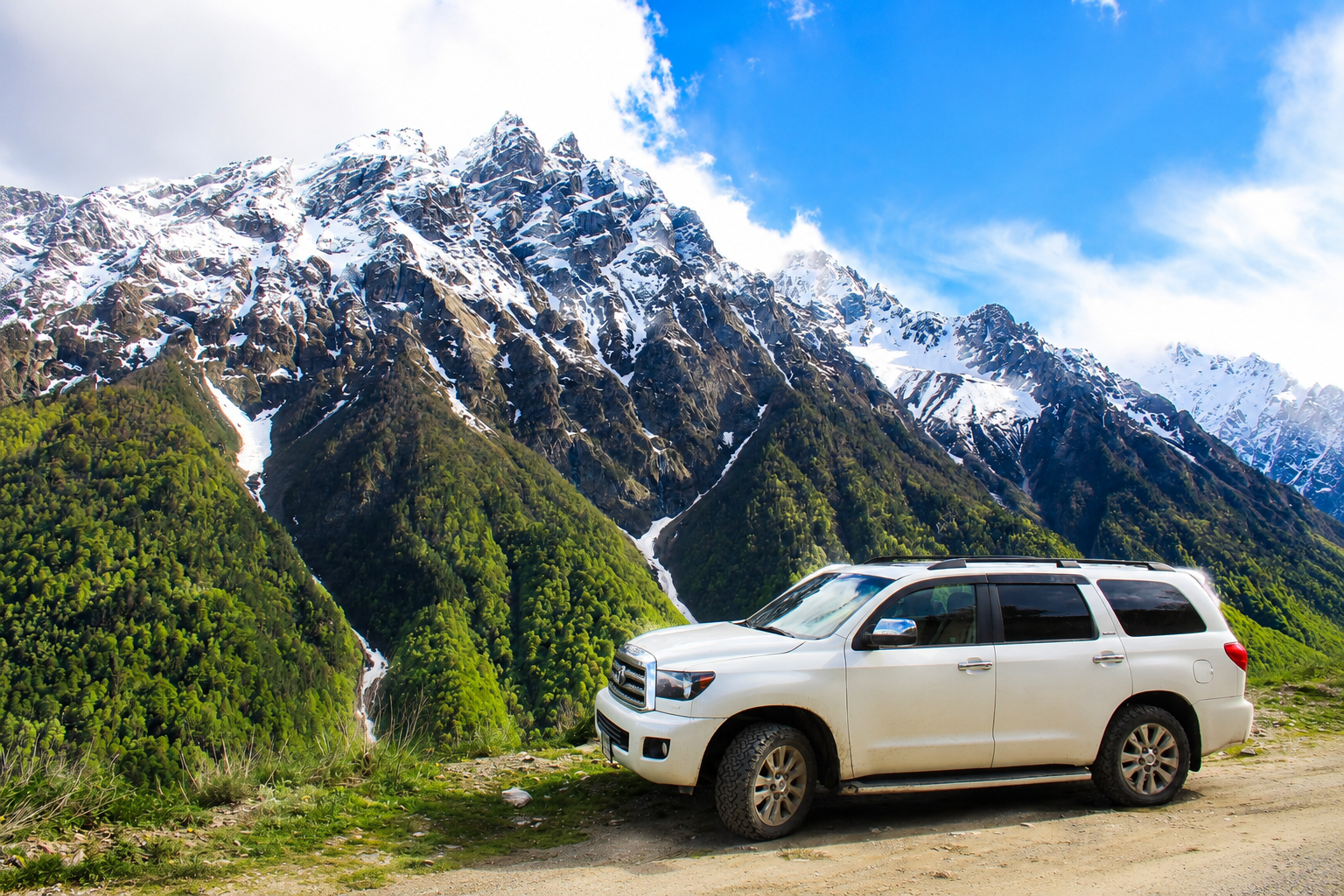 Toyota Sequoia на перевале Северной Осетии